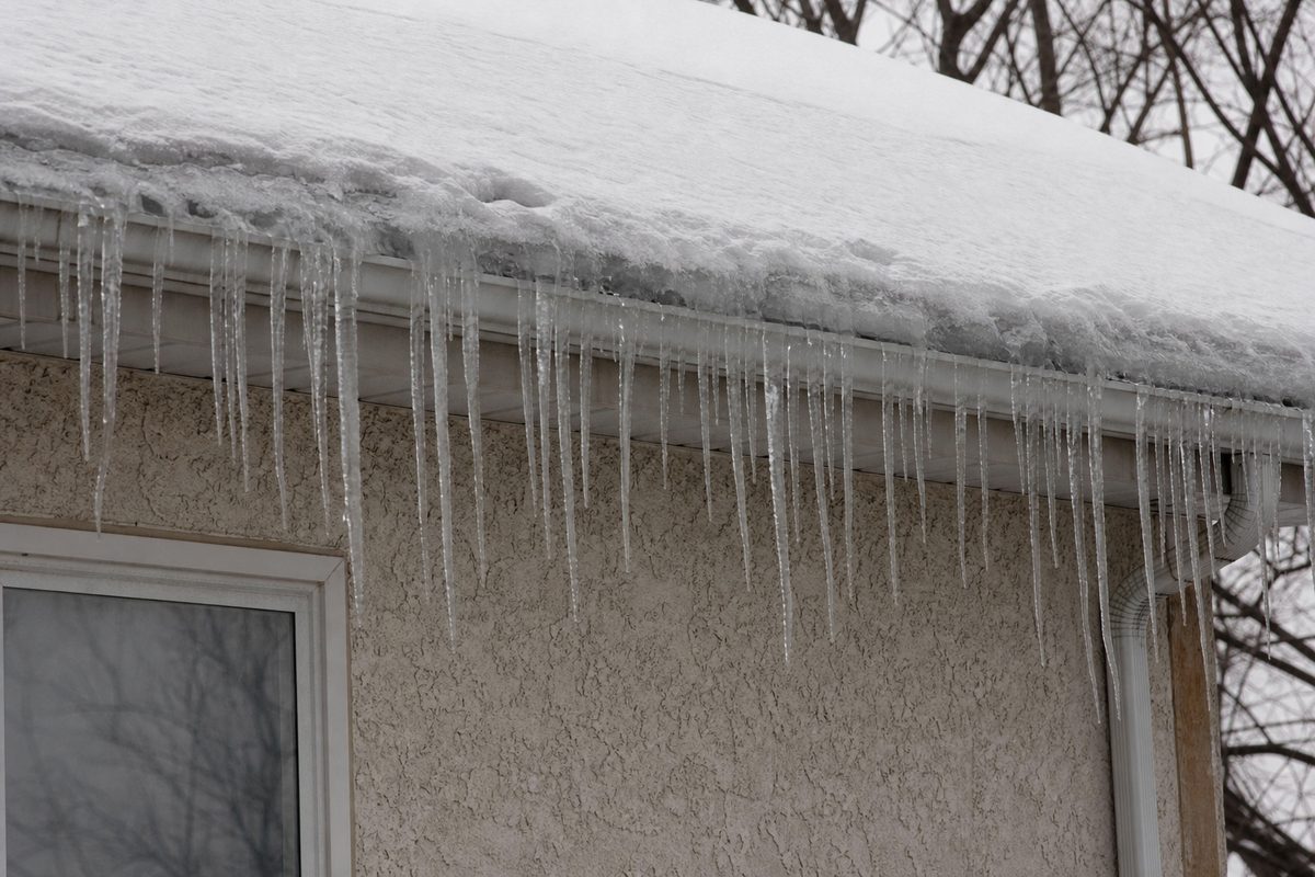 Roof Snow and Ice Dam Removal in Winnipeg